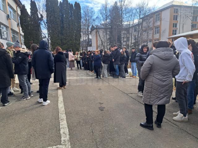 Exercițiu de simulare a unui cutremur, cu circa 700 de elevi, la Colegiul de Industrie Alimentară Suceava