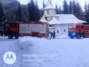 Incendiu la un schit din Poiana Negrii. Pompierii au reușit să limiteze pagubele