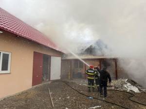 Casă de dimensiuni mari, salvată în mare parte de pompieri, după un incendiu izbucnit de la coșul de fum