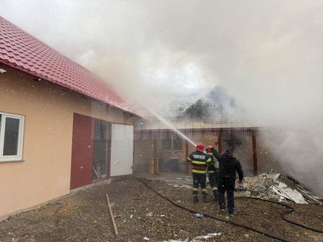 Casă de dimensiuni mari, salvată în mare parte de pompieri, după un incendiu izbucnit de la coșul de fum