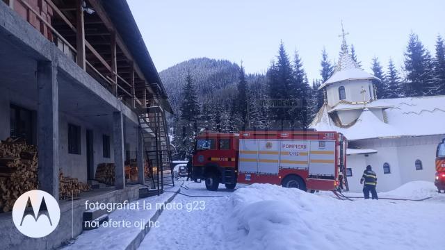 Incendiu la un schit din Poiana Negrii. Pompierii au reușit să limiteze pagubele