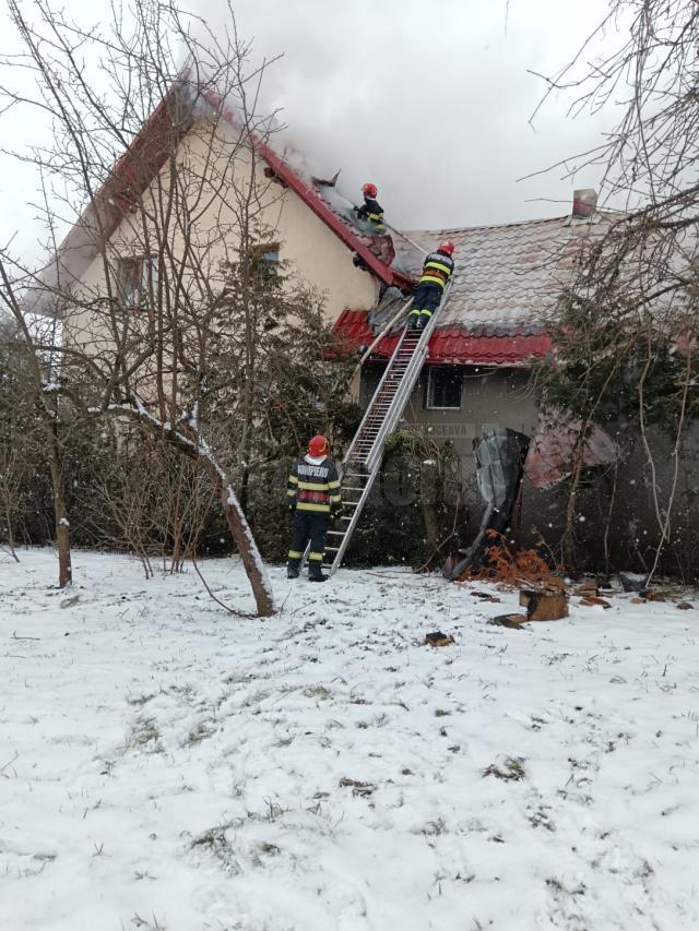 Casă de dimensiuni mari, salvată în mare parte de pompieri, după un incendiu izbucnit de la coșul de fum