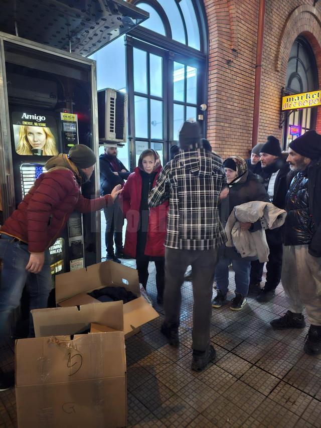 Două cutii cu haine groase au fost împărțite joi seara oamenilor străzii din zona Gării Burdujeni