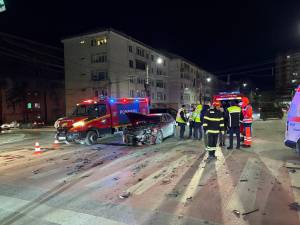 Ambulanța tamponată în intersecție