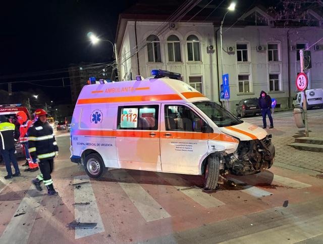 Ambulanța tamponată în intersecție