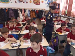 Program educațional cu privire la siguranța personală, cu cei mai mici dintre elevii din școli