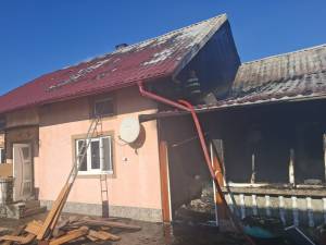 Incendiul pornit de la un grătar făcut lângă casă