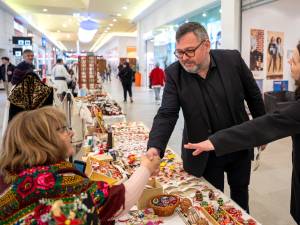 Sucevenii au ocazia să ofere mărțișoare unicat create de meșterii populari prezenți la Târgul Mărțișorului de la Iulius Mall Suceava