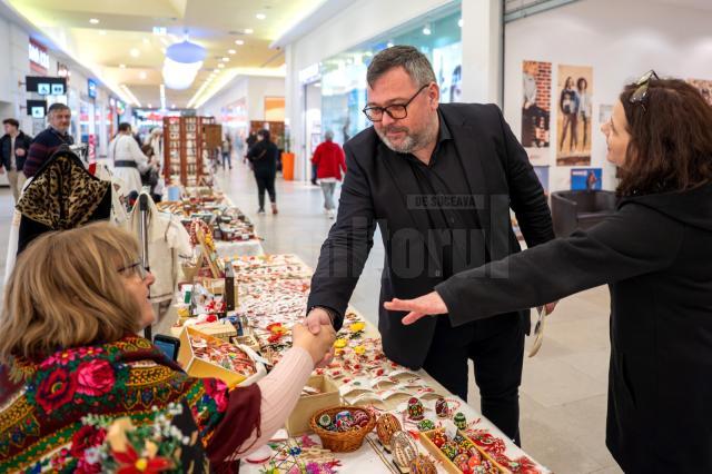 Sucevenii au ocazia să ofere mărțișoare unicat create de meșterii populari prezenți la Târgul Mărțișorului de la Iulius Mall Suceava