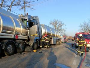 Accident între două autocisterne, după ce șoferul din spate s-a izbit în cel din față