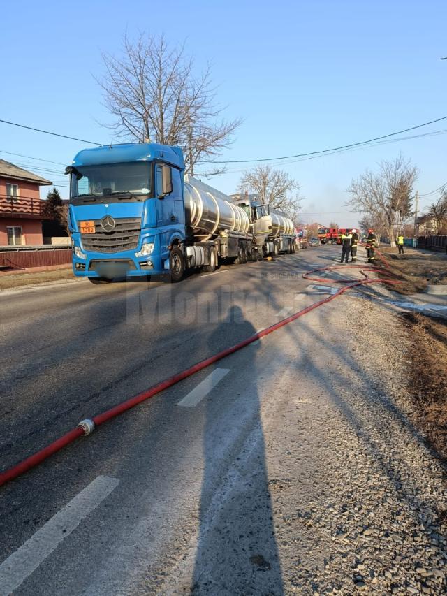 Accident între două autocisterne, după ce șoferul din spate s-a izbit în cel din față