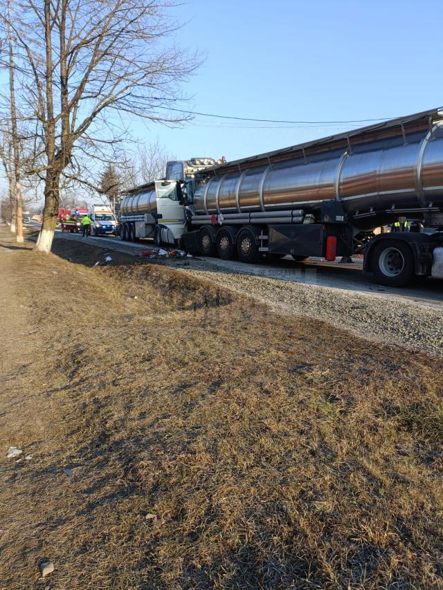 Accident între două autocisterne, după ce șoferul din spate s-a izbit în cel din față