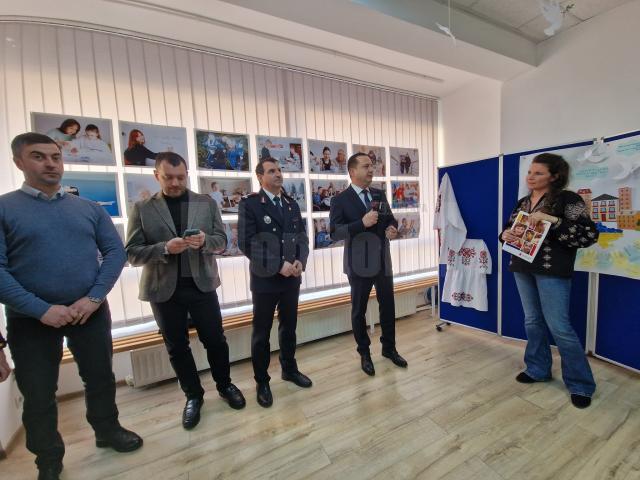 La Suceava a fost deschisă o expoziție cu fotografi care prezintă poveștile refugiaților din Ucraina