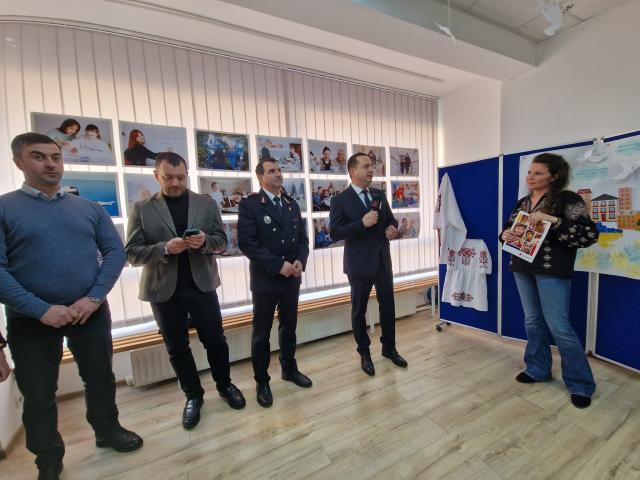 La Suceava a fost deschisă o expoziție cu fotografi care prezintă poveștile refugiaților din Ucraina