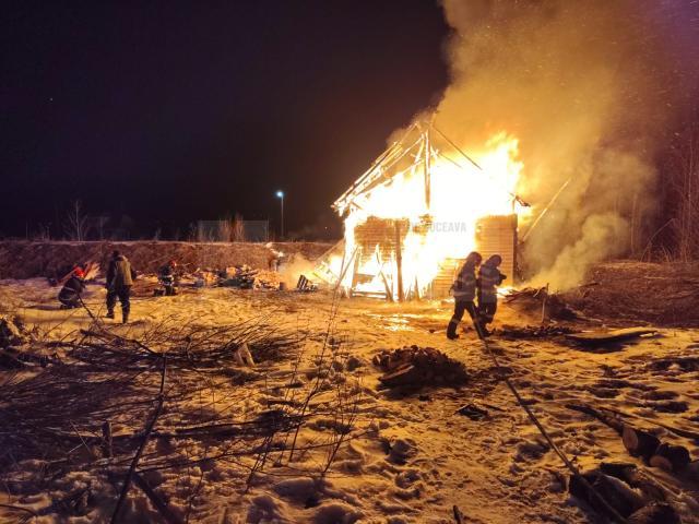 Casă de la munte, distrusă de un nou incendiu izbucnit de la coșul de fum