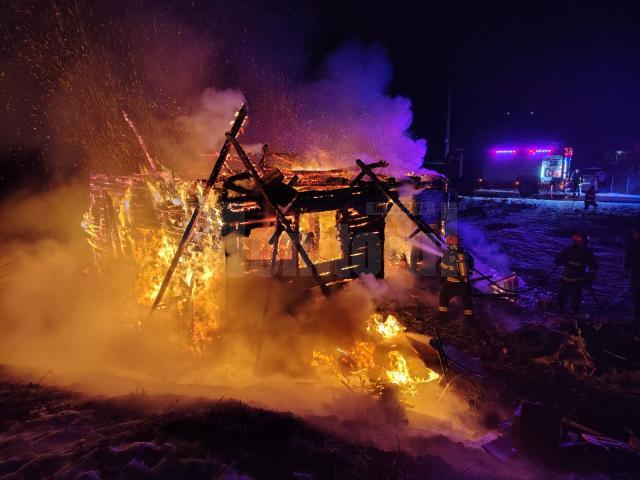 Casă de la munte, distrusă de un nou incendiu izbucnit de la coșul de fum