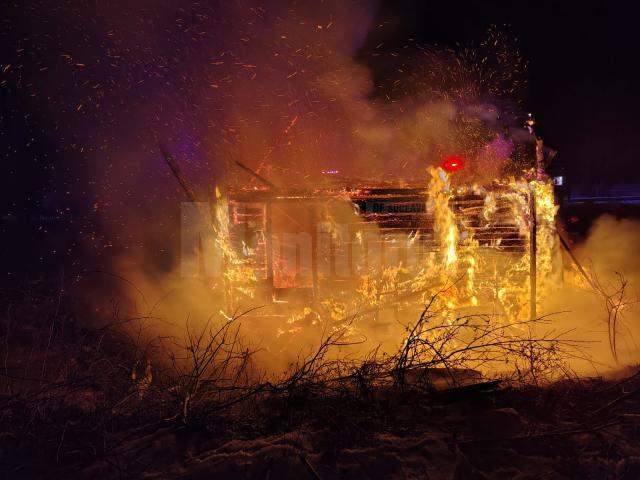 Casă de la munte, distrusă de un nou incendiu izbucnit de la coșul de fum