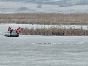 Importante forțe au ajuns la Rogojești pentru salvarea pescarilor căzuți în apele înghețate ale Siretului