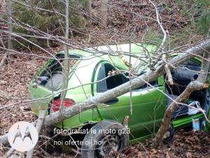 Mașină căzută într-o râpă de 10 metri