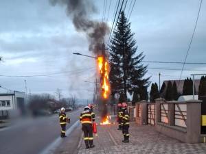 Stâlpul electric a fost cuprins de flăcări