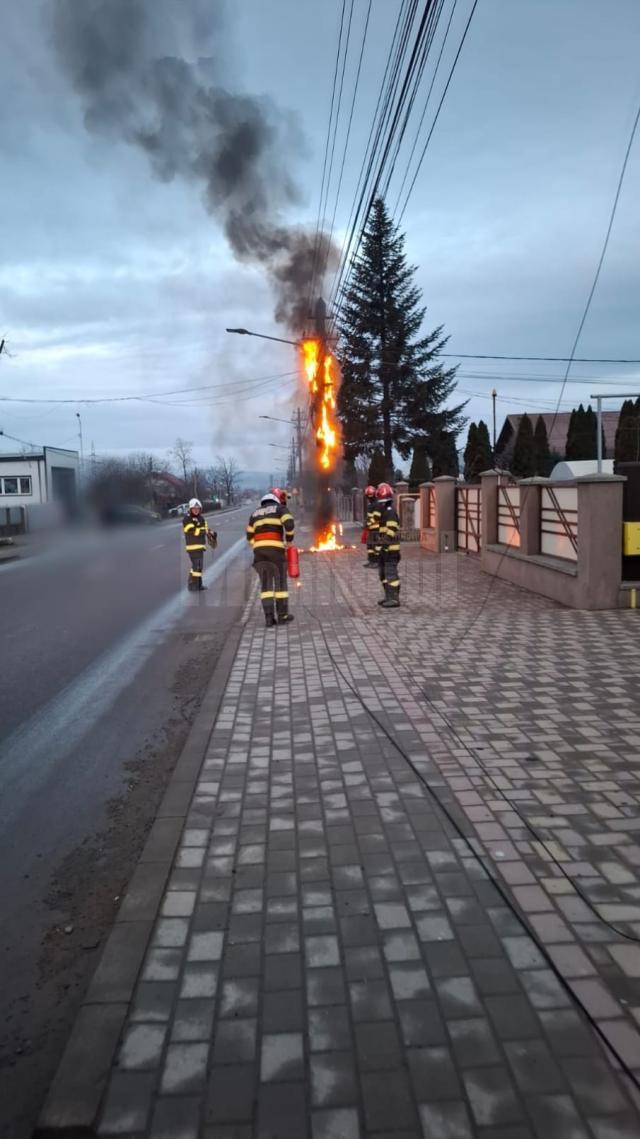 Stâlpul electric a fost cuprins de flăcări