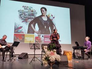 Analia Selis chitaristul Julio Santillán și pianistul Mariano Castro (3).jpg