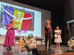 Paula-Alina Silișteanu, mama Dariei - campioana din Fălticeni, şi premiantele serii împreună cu Angela Zarojanu
