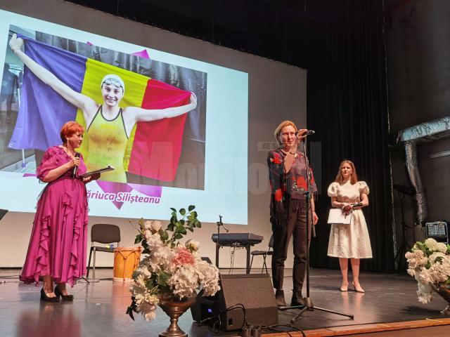 Paula-Alina Silișteanu, mama Dariei - campioana din Fălticeni, şi premiantele serii împreună cu Angela Zarojanu