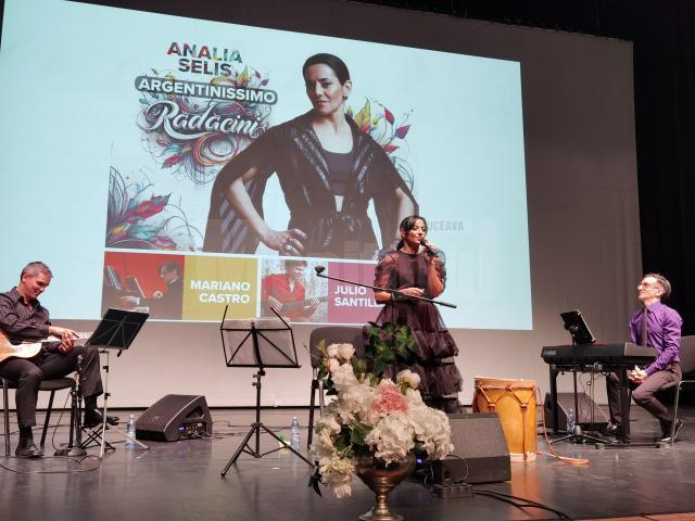 Analia Selis, chitaristul Julio Santillán și pianistul Mariano Castro
