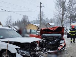 O minoră de 5 ani, transportată la spital după coliziunea a două mașini