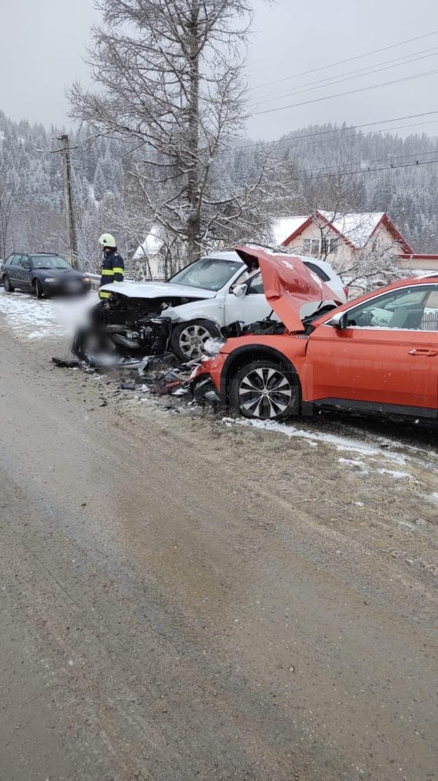 O minoră de 5 ani, transportată la spital după coliziunea a două mașini