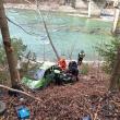 Două persoane s-au răsturnat cu mașina într-o râpă de 10 metri adâncime, până pe malul râului Bistrița
