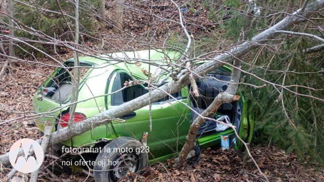 Două persoane s-au răsturnat cu mașina într-o râpă de 10 metri adâncime, până pe malul râului Bistrița