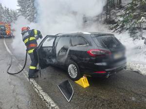 Mașină distrusă în totalitate de flăcările care au cuprins-o