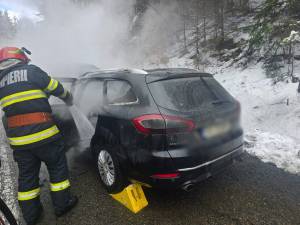 Mașină distrusă în totalitate de flăcările care au cuprins-o