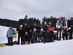 Tinerii ATOS, la săniuș și schi pe pârtia de la Cârlibaba