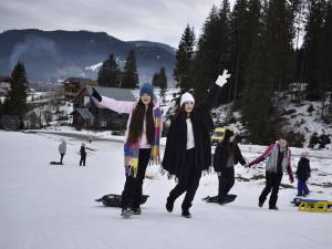 Tinerii ATOS, la săniuș și schi pe pârtia de la Cârlibaba