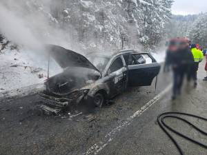 Autoturism distrus în totalitate după ce a luat foc în trafic