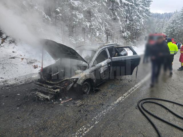 Autoturism distrus în totalitate după ce a luat foc în trafic