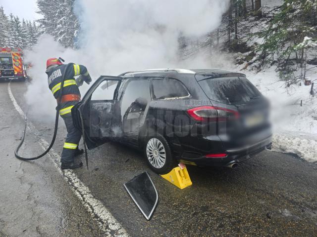 Autoturism distrus în totalitate după ce a luat foc în trafic