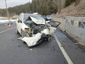 Un italian care a adormit a volan a intrat în tirul de pe contrasens, la Poiana Stampei