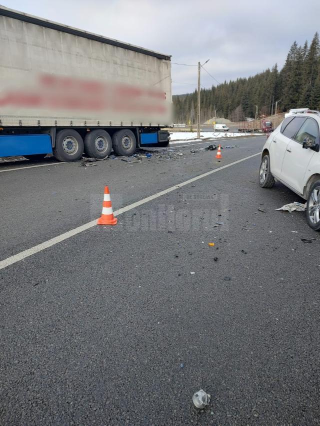 Un italian care a adormit a volan a intrat în tirul de pe contrasens, la Poiana Stampei