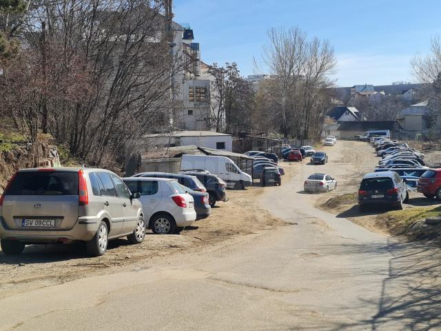 În spatele Primăriei Suceava, în locul garajelor demolate va fi amenajată o parcare la sol