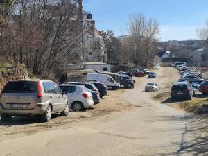 Pe strada Ștefan Tomșa, în spatele Primăriei Suceava, unde au fost demolate două bare de garaje, va fi amenajată o parcare la sol