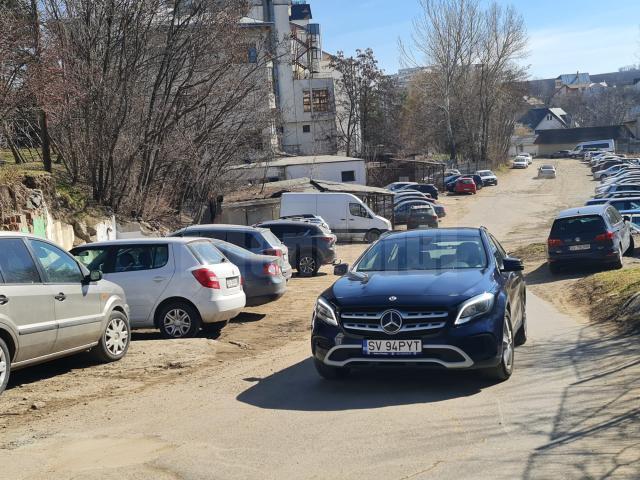 Pe strada Ștefan Tomșa, în spatele Primăriei Suceava, unde au fost demolate două bare de garaje, va fi amenajată o parcare la sol