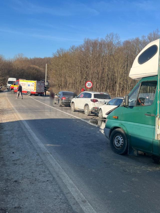 Accident cu patru mașini implicate și trei răniți, la Călugăreni  - Adâncata