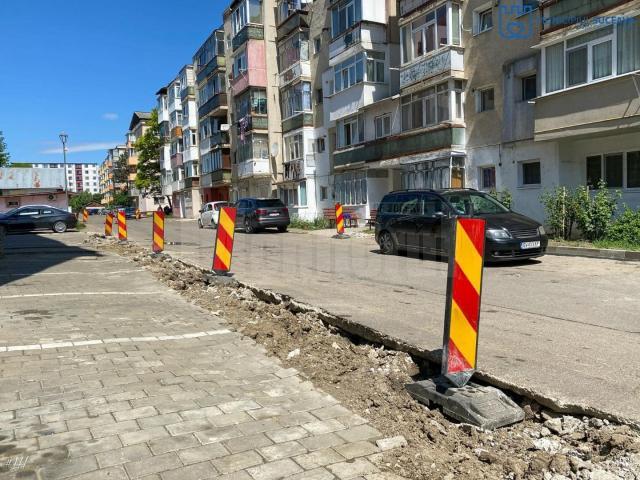 Locuri de parcare puține printre blocuri