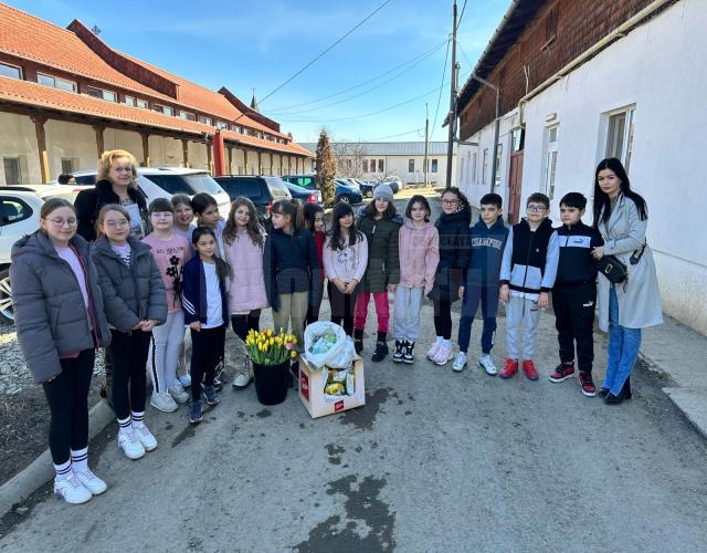 Clipe de bucurie și speranță aduse bătrânilor din Căminul „Sf. Ioan cel Nou” de elevi și profesori de la Școala Gimnazială Nr. 8 Suceava