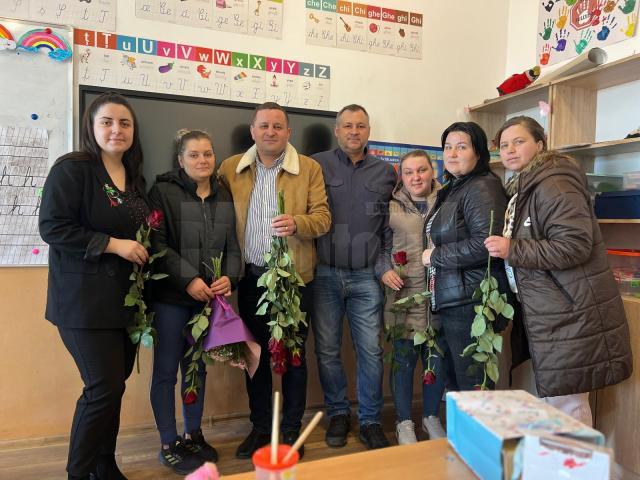 Primarul Marian Sabie a oferit flori cadrelor didactice, dar și mamelor elevilor din școli