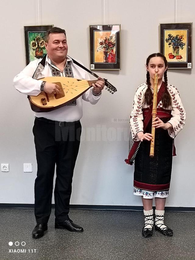 Mentorul Cristian Milici si eleva sa Maria Stancu, in microrecital de folclor